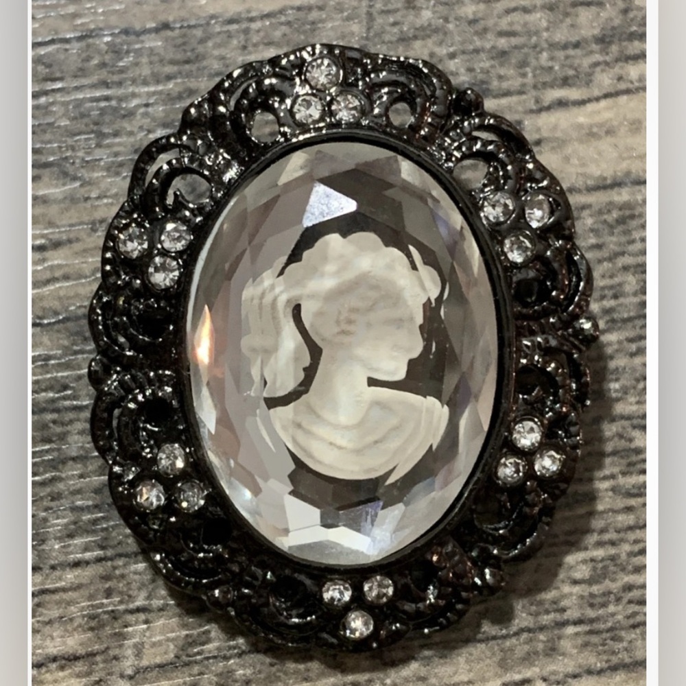 VINTAGE GRECIAN GODDESS INTAGLIO CAMEO WITH HEMATITE FILAGREE & CRYSTALS
BROOCH